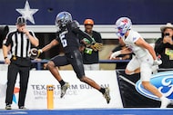 North Crowley wide receiver Quentin Gibson (6) scores on a 44-yard touchdown reception past...