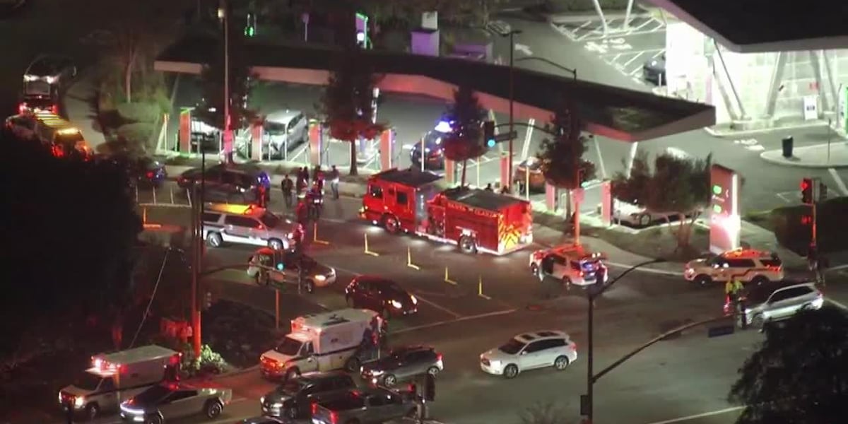 Shopping mall shooting wounds 2 and prompts a Black Friday evacuation