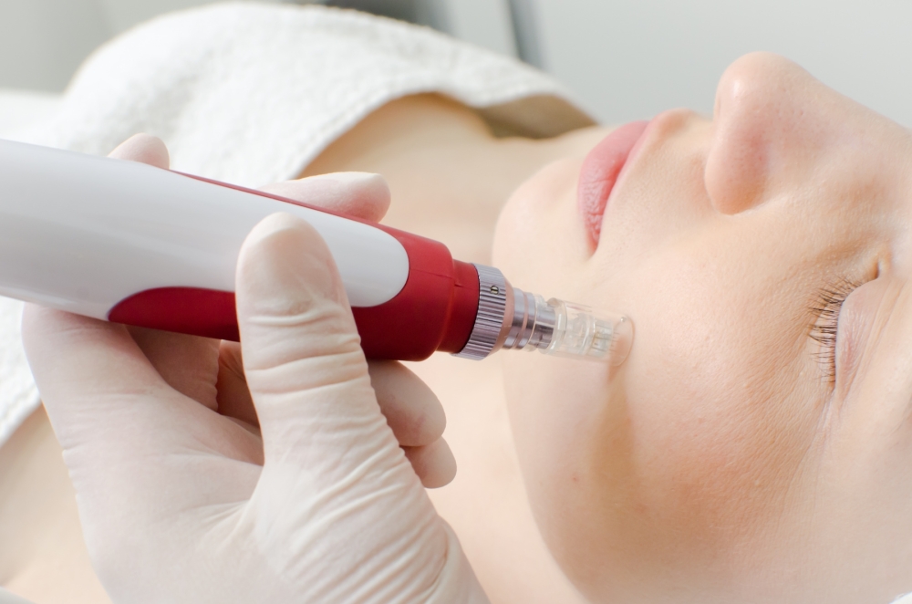 Female undergoing a dermatology service.