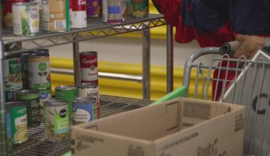 'I hope I get enough for everybody': North Texas families and food pantries brace for SNAP uncertainty