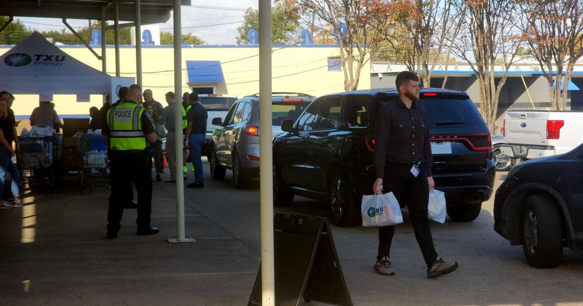 Food banks urgently request donations and volunteers amidst shutdown and holiday demand | News