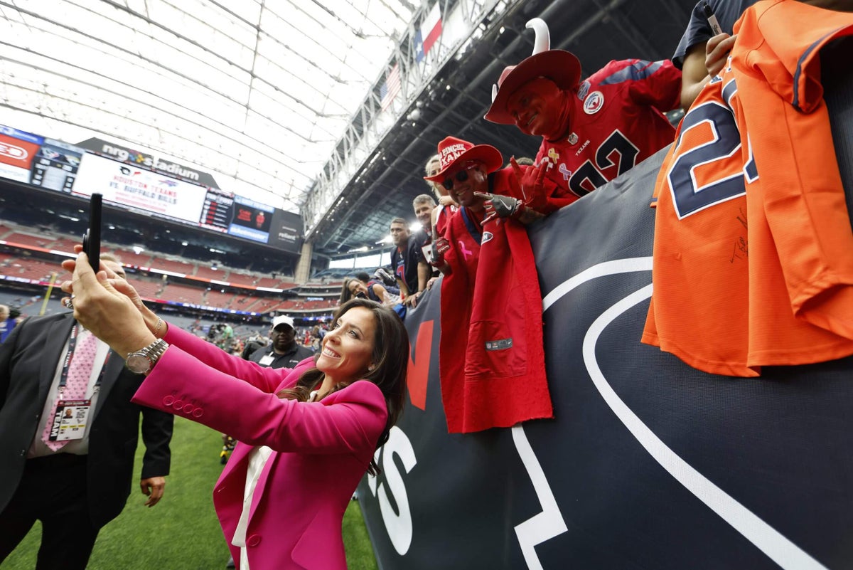 Houston Texans’ Cal and Hannah McNair join LOVB as owners of Houston franchise 