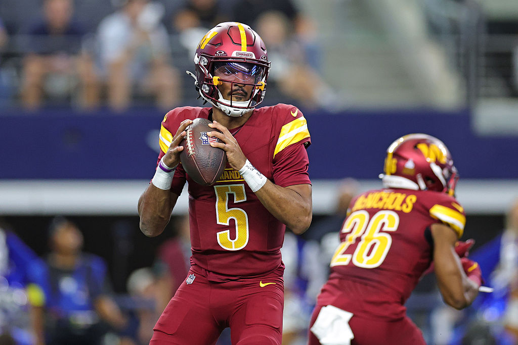 ARLINGTON, TEXAS - OCTOBER 19: Jayden Daniels #5 of the Washington Commanders looks to pass during the first half against the Dallas Cowboys at AT&T Stadium on October 19, 2025 in Arlington, Texas. (Photo by Stacy Revere/Getty Images)