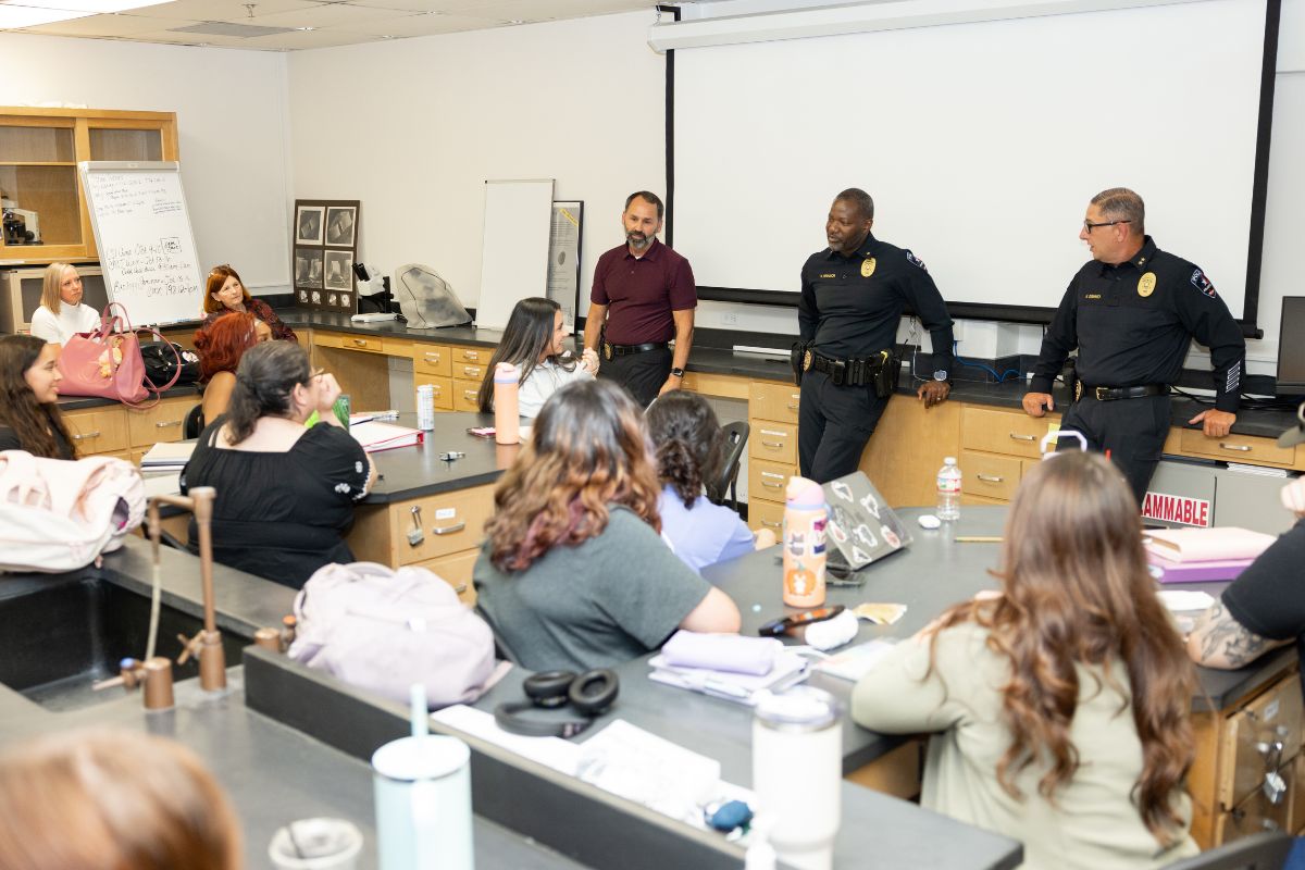 Detectives from APD speak with students in the cold case class at UTA" style=" height:800px; width:1200px" _languageinserted="true" src="https://cdn.prod.web.uta.edu/-/media/project/website/news/releases/2025/11/cold-case-2.jpg