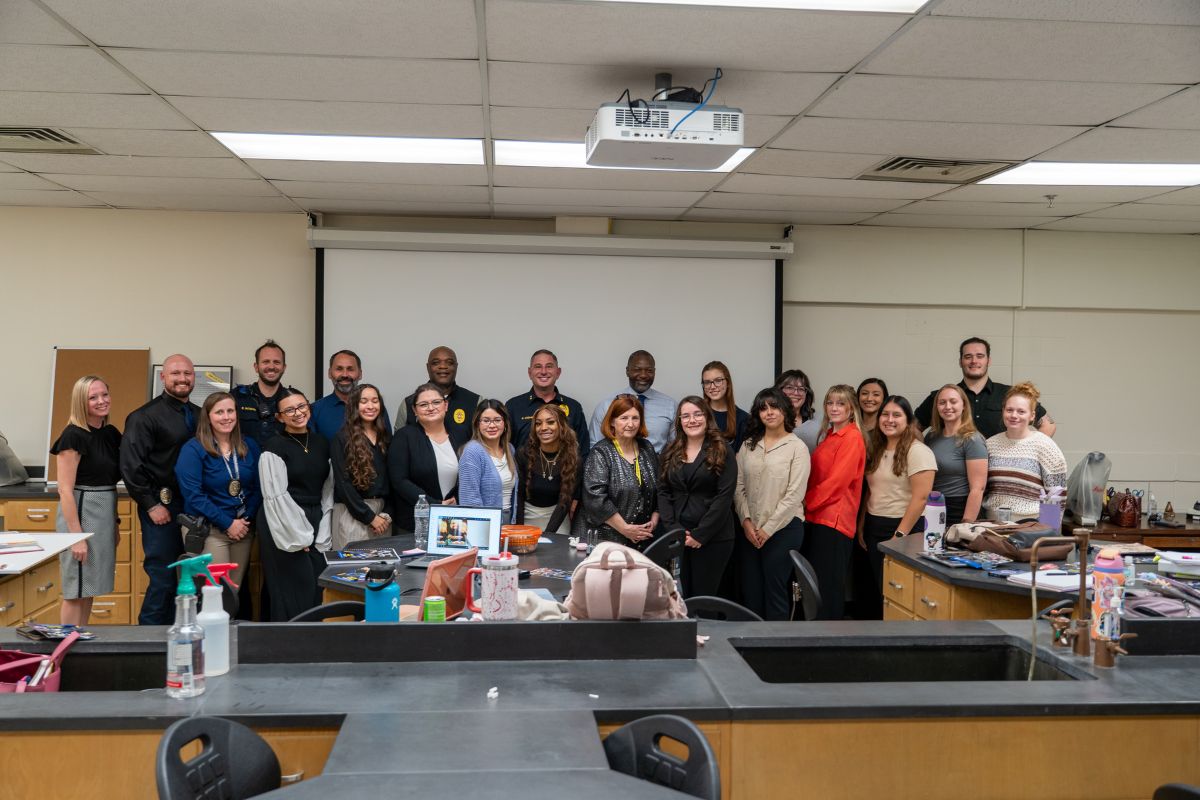 UTA students, Professor Eddings, and detectives from APD " style=" height:800px; width:1200px" _languageinserted="true" src="https://cdn.prod.web.uta.edu/-/media/project/website/news/releases/2025/11/cold-case-4.jpg