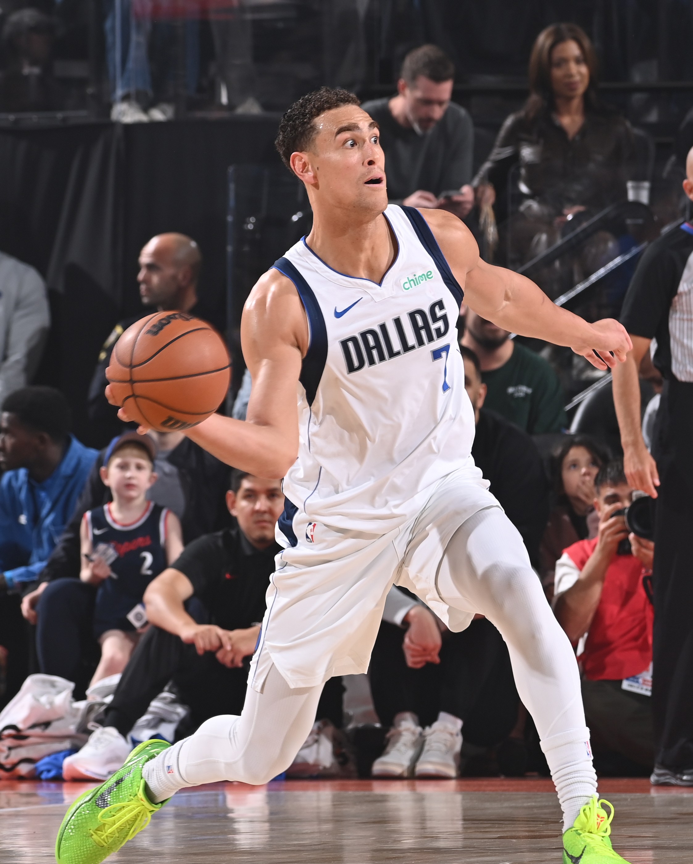 INGLEWOOD, CA - NOVEMBER 29: Dwight Powell #7 of the Dallas Mavericks passes the ball during the game against the LA Clippers on November 29, 2025 at Intuit Dome in Los Angeles, California. NOTE TO USER: User expressly acknowledges and agrees that, by downloading and/or using this Photograph, user is consenting to the terms and conditions of the Getty Images License Agreement. Mandatory Copyright Notice: Copyright 2025 NBAE (Photo by Juan Ocampo/NBAE via Getty Images)