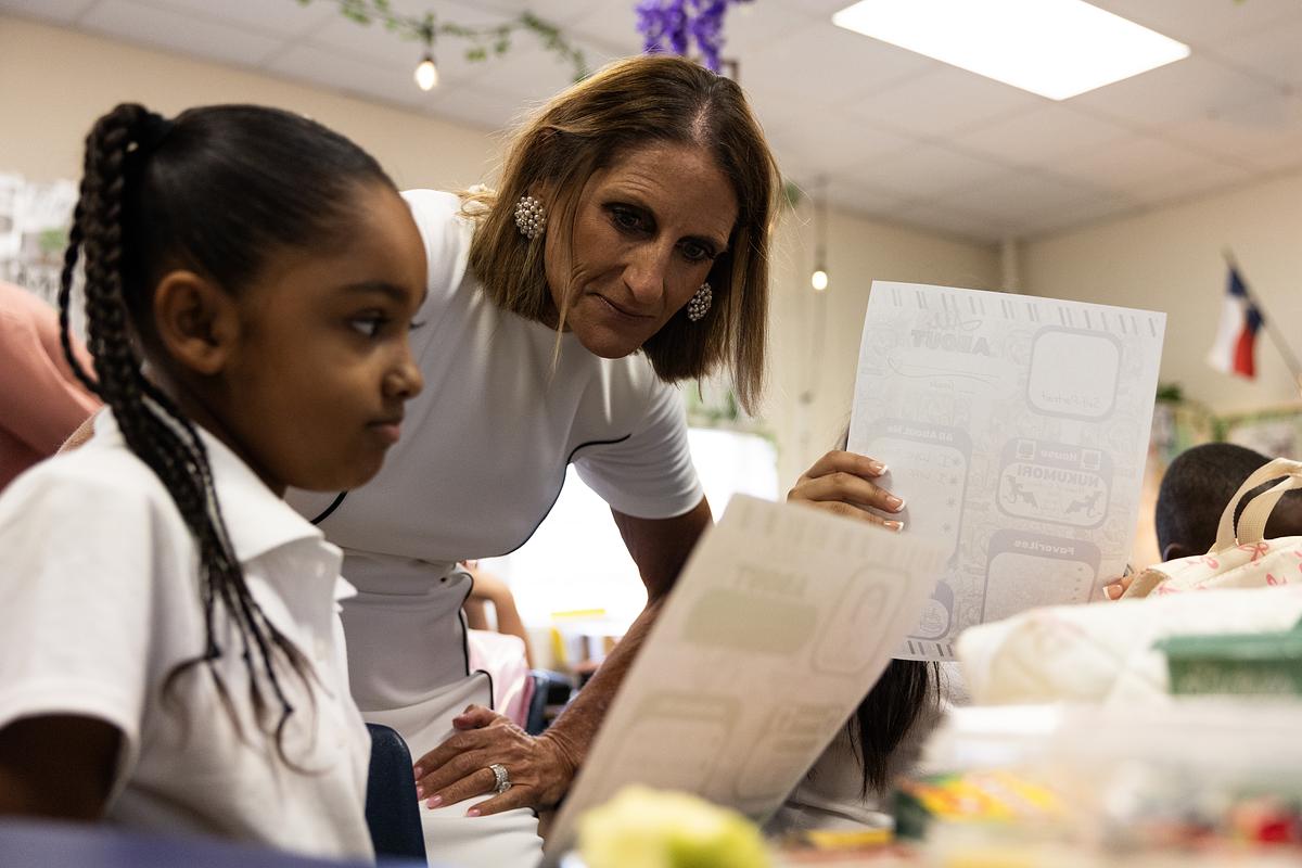 FWISD trustees adjust superintendent contract, leave pay and term untouched