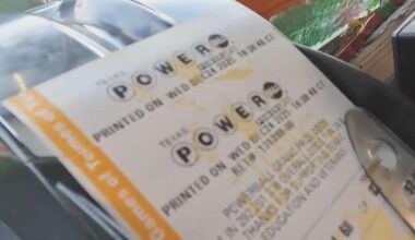 Powerball hits $1.7 billion for Christmas Eve drawing