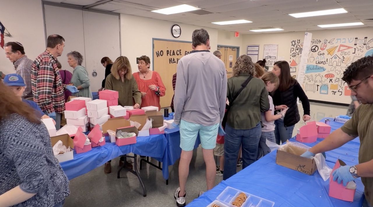 Texas Jewish Congregation delivers cookies to workers