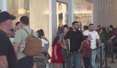 Last-minute shoppers fill La Palmera Mall ahead of Christmas
