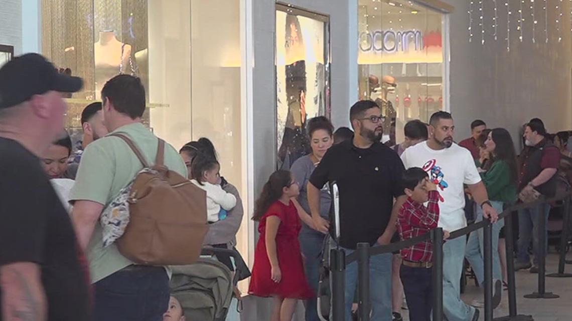 Last-minute shoppers fill La Palmera Mall ahead of Christmas