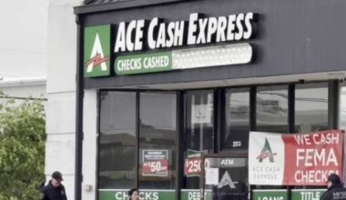 Armed robbery suspect shot by HPD officer after holding store employee hostage