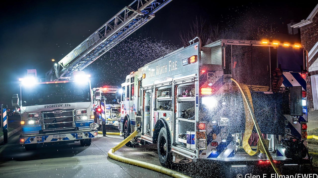 2 residents, 2 firefighters injured in Fort Worth house fire