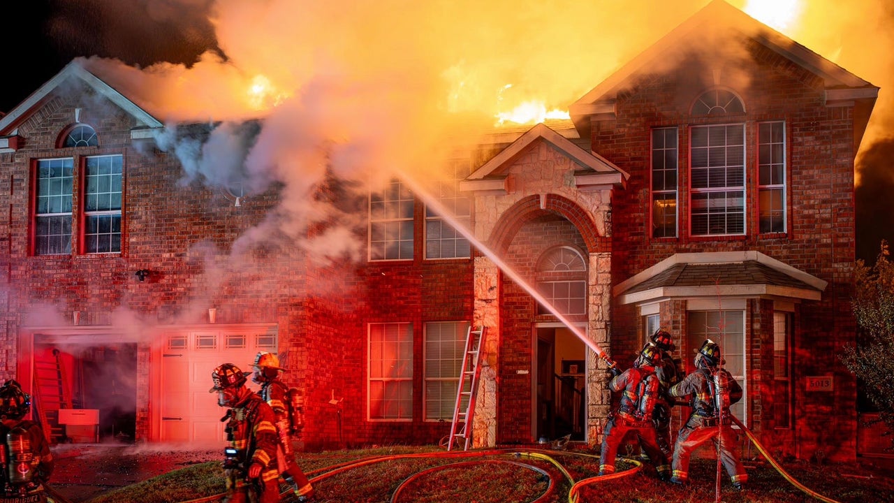 Four adults, 1 child displaced after Fort Worth house fire