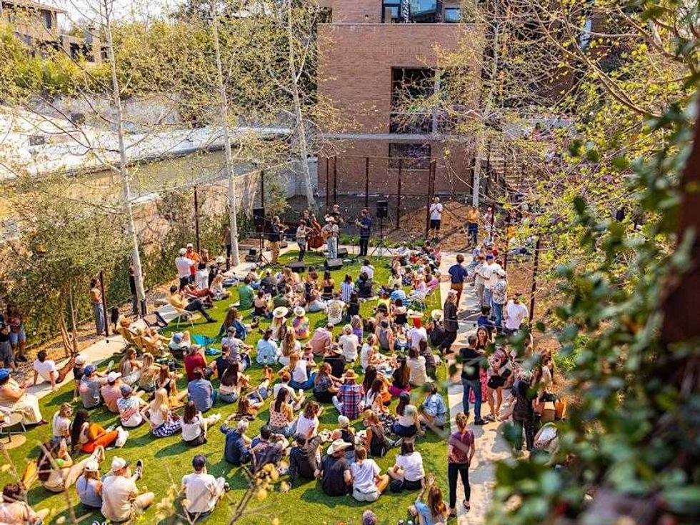 Luck on the Lawn pic at Hotel Magdalena