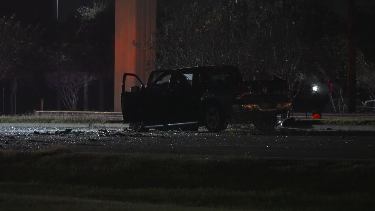 Sugar Land: 1 dead, 3 hospitalized after crash on Highway 6