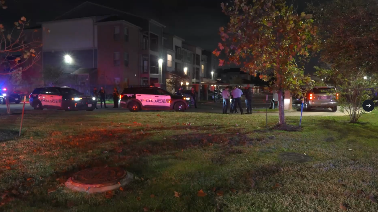 Houston police shooting: Man shot, killed outside apartment complex