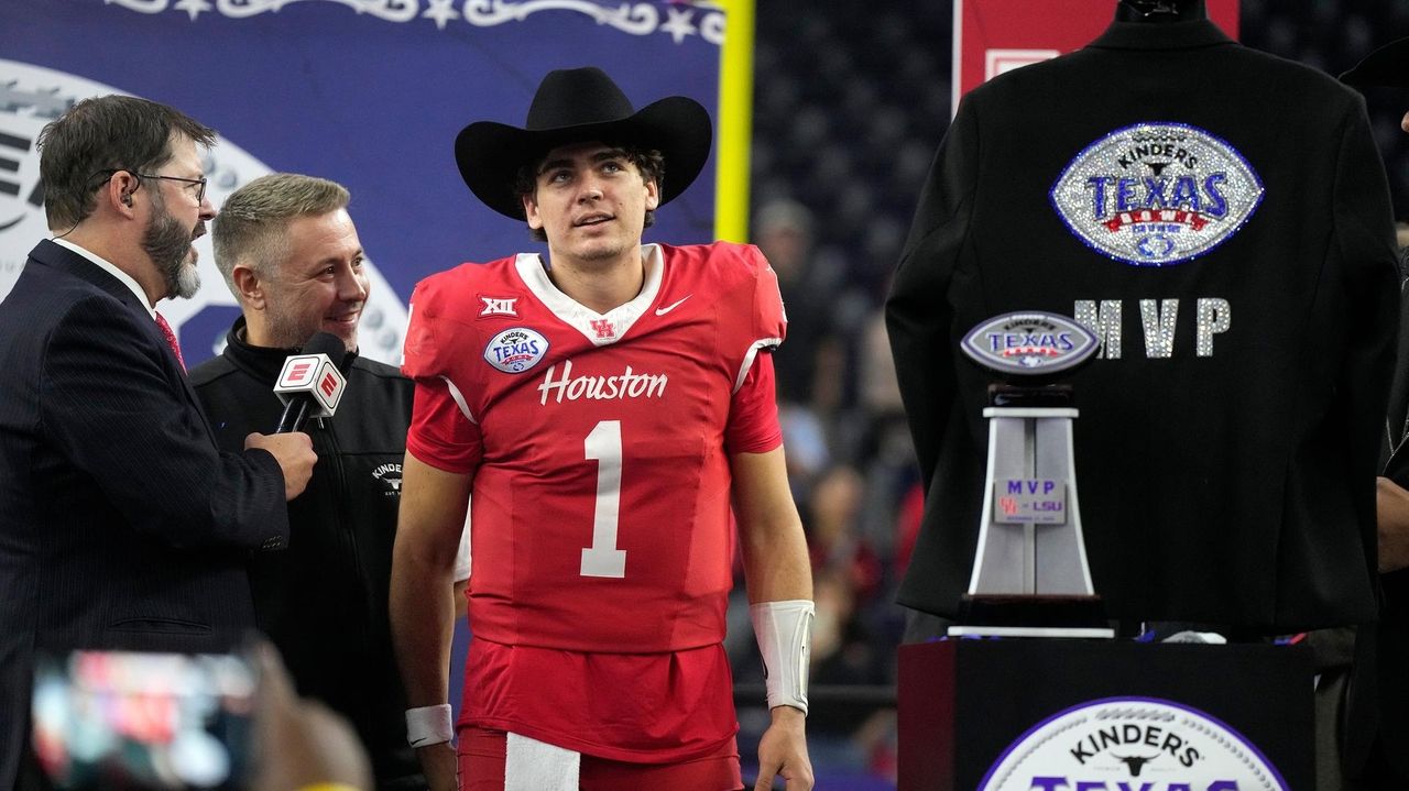 Weigman throws 4 touchdown passes as Houston beats LSU 38-35 in Texas Bowl