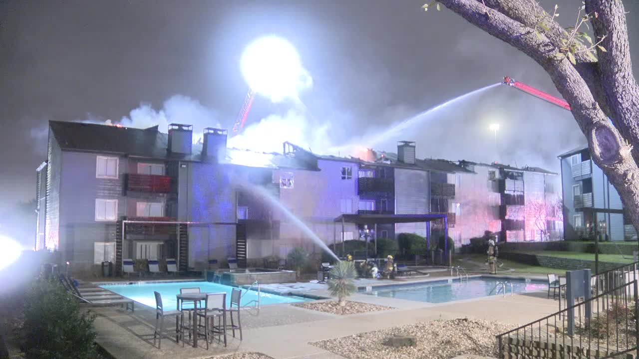 5 rescued in Dallas apartment fire, 2 hospitalized