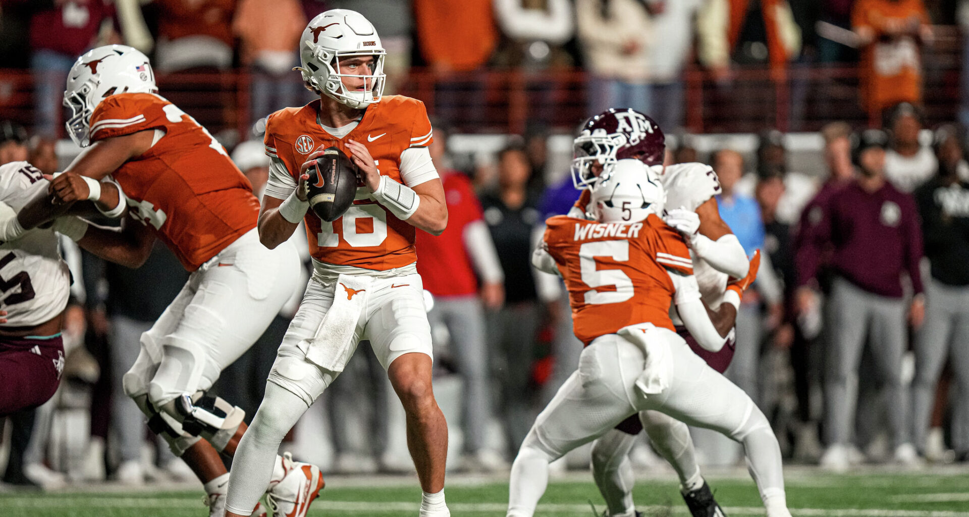 Texas quarterback Arch Manning returning for 2026 football season