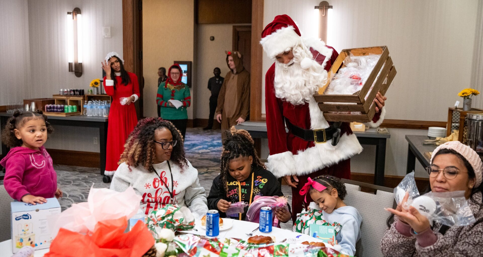 Spurs NBA players surprise children with gifts for Christmas