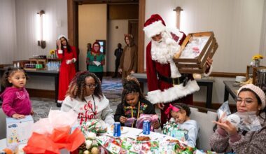 Spurs NBA players surprise children with gifts for Christmas