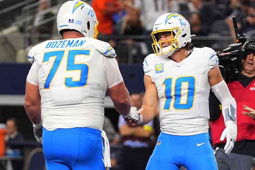 Handy Herbert: Chargers QB shakes injury, scores 3 TDs vs. Cowboys