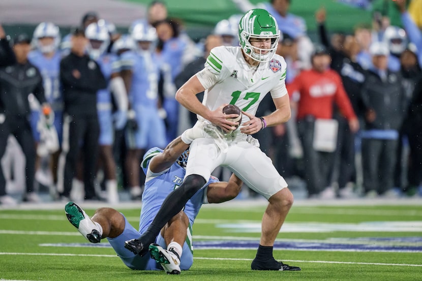 North Texas quarterback Drew Mestemaker (17) is sacked by Tulane linebacker Harvey Dyson,...
