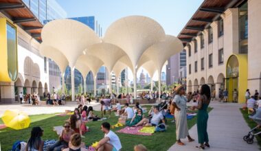 An image of visitors outside of the museum.