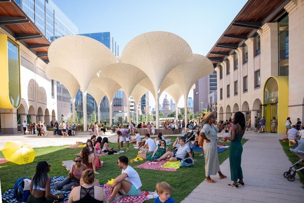 An image of visitors outside of the museum.