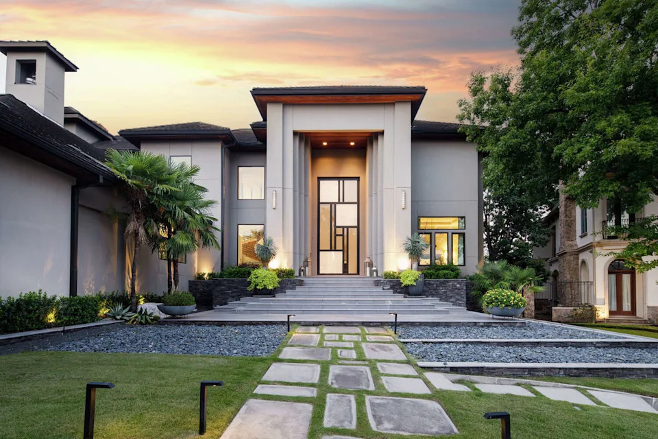  3102 Noble Lakes Lane in Houston, Texas. It was the former home of NBA superstar Nick van Exel. (Steve Chenn)