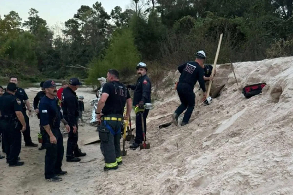 Girl, 12, Saved by Her Dad After She's 'Covered Completely' by Collapsed Sand Hole During Thanksgiving Outing