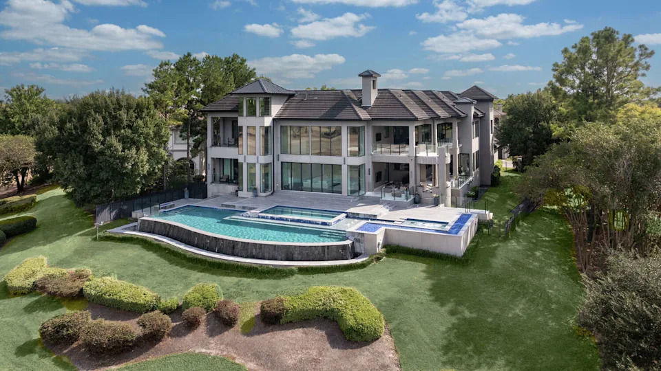  3102 Noble Lakes Lane in Houston, Texas. It was the former home of NBA superstar Nick van Exel. (Steve Chenn)