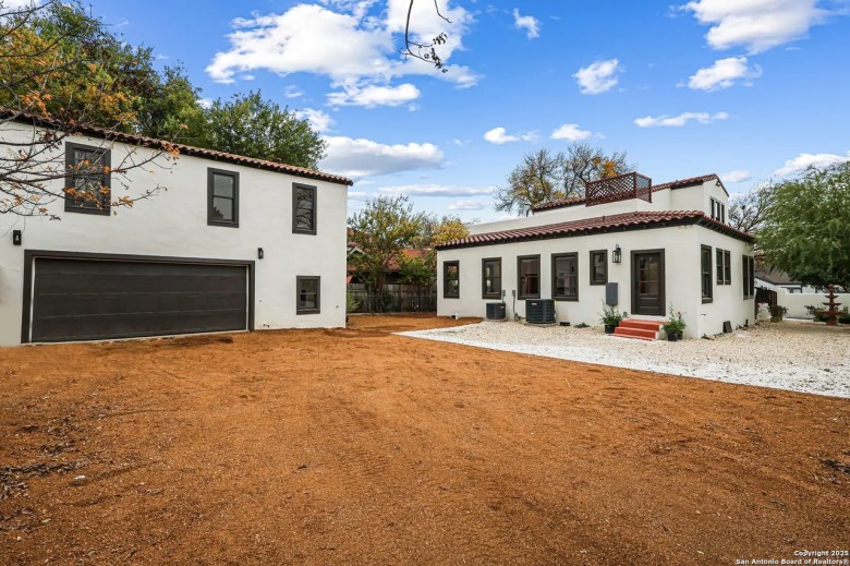 House View featured at 339 W Elsmere Pl, San Antonio, TX, 78212