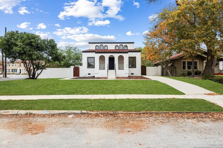 Lawn featured at 339 W Elsmere Pl, San Antonio, TX, 78212