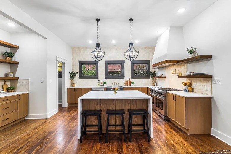 Kitchen featured at 339 W Elsmere Pl, San Antonio, TX, 78212