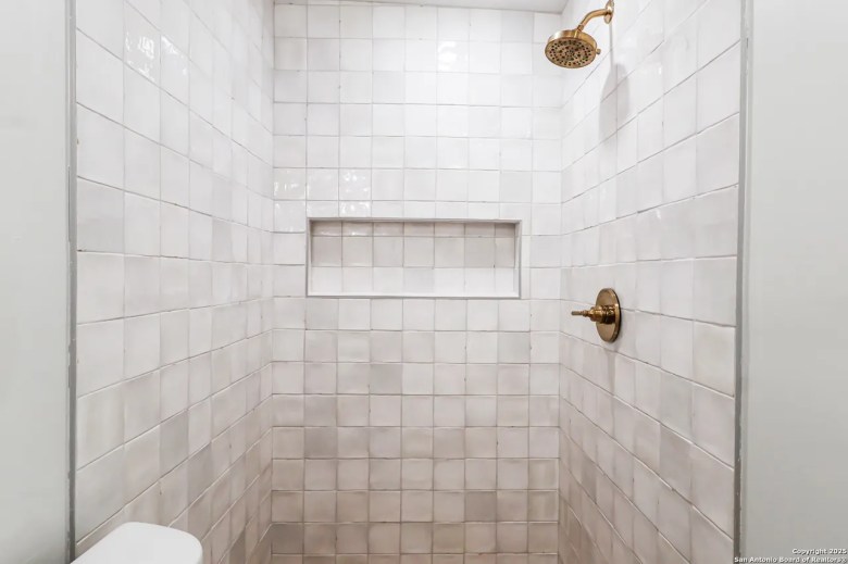 Bathroom featured at 339 W Elsmere Pl, San Antonio, TX, 78212