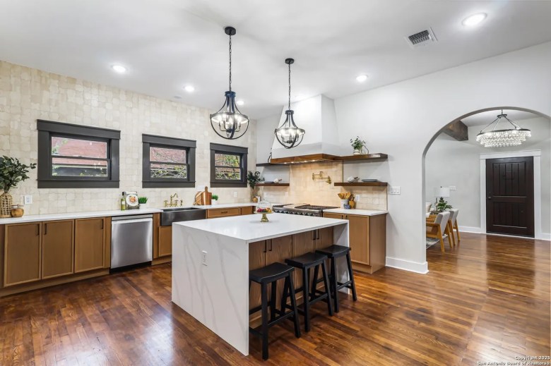 Kitchen featured at 339 W Elsmere Pl, San Antonio, TX, 78212