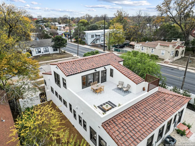 Exterior featured at 339 W Elsmere Pl, San Antonio, TX, 78212