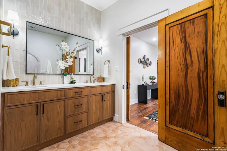 Bathroom featured at 339 W Elsmere Pl, San Antonio, TX, 78212
