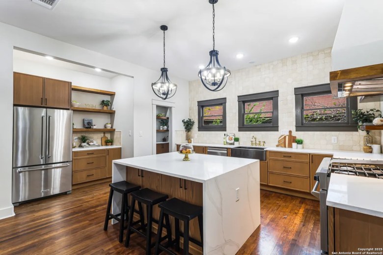 Kitchen featured at 339 W Elsmere Pl, San Antonio, TX, 78212