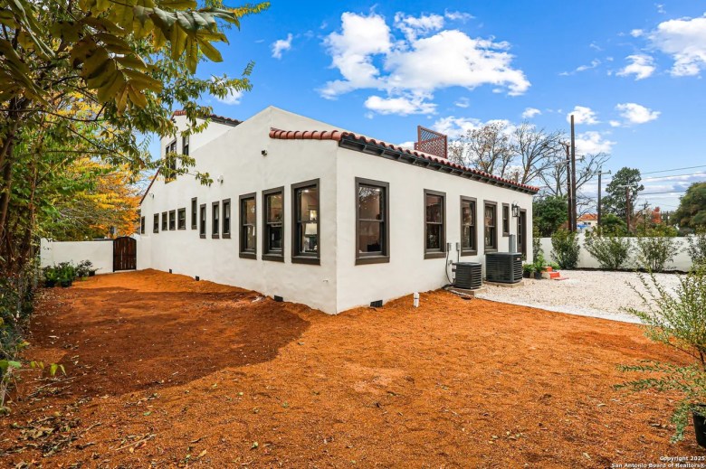 House View featured at 339 W Elsmere Pl, San Antonio, TX, 78212