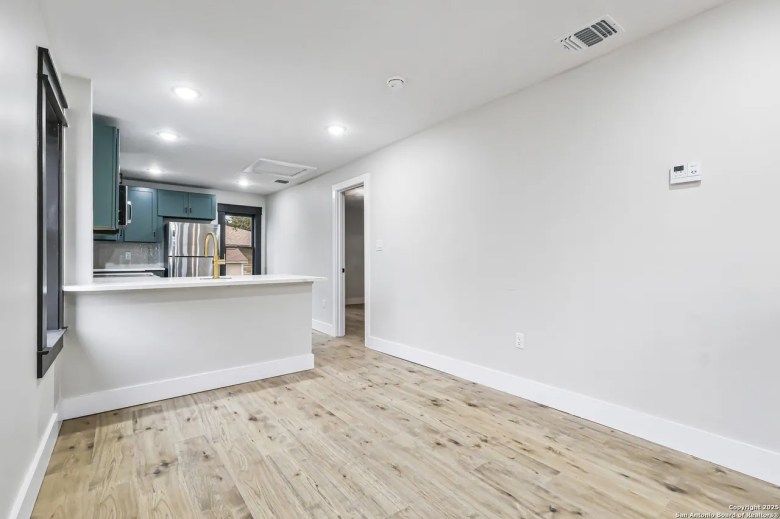 Kitchen featured at 339 W Elsmere Pl, San Antonio, TX, 78212