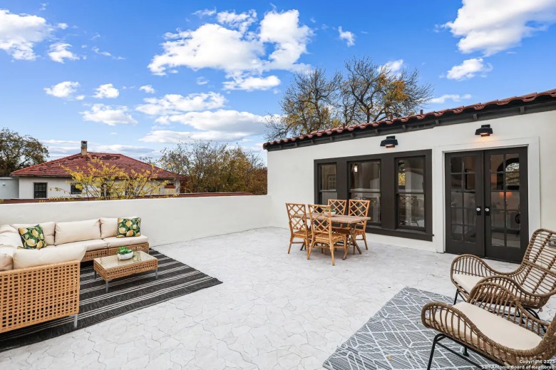 Exterior featured at 339 W Elsmere Pl, San Antonio, TX, 78212