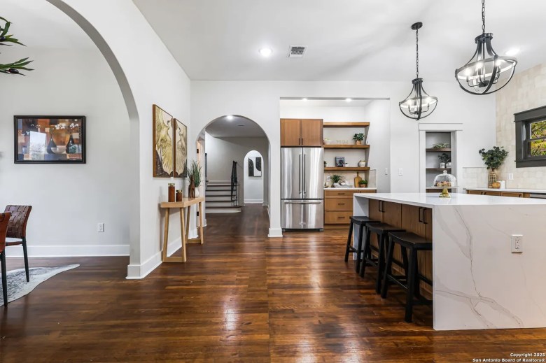 Kitchen featured at 339 W Elsmere Pl, San Antonio, TX, 78212