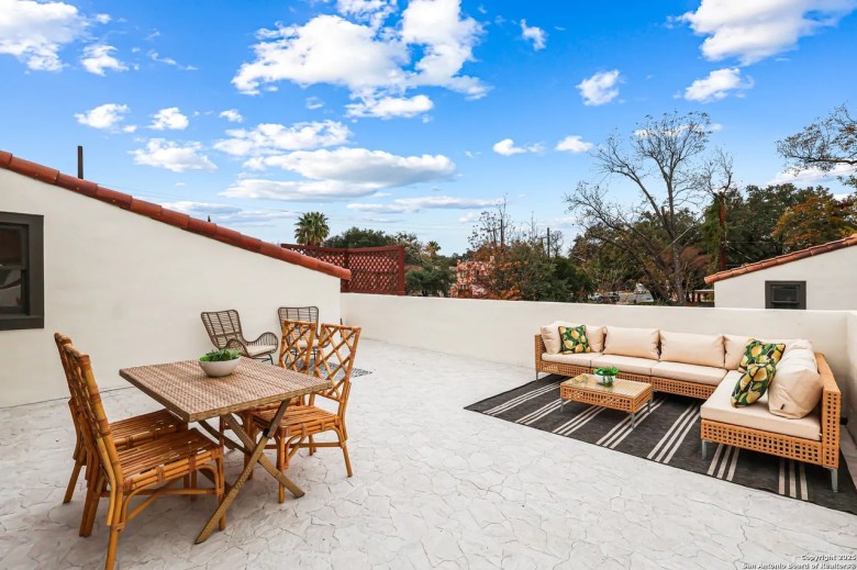 Exterior featured at 339 W Elsmere Pl, San Antonio, TX, 78212