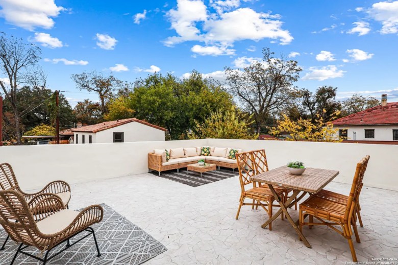 Yard featured at 339 W Elsmere Pl, San Antonio, TX, 78212