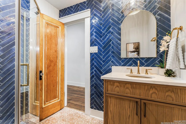 Bathroom featured at 339 W Elsmere Pl, San Antonio, TX, 78212