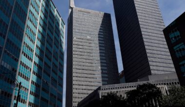 18-story downtown Dallas tower goes back up for sale