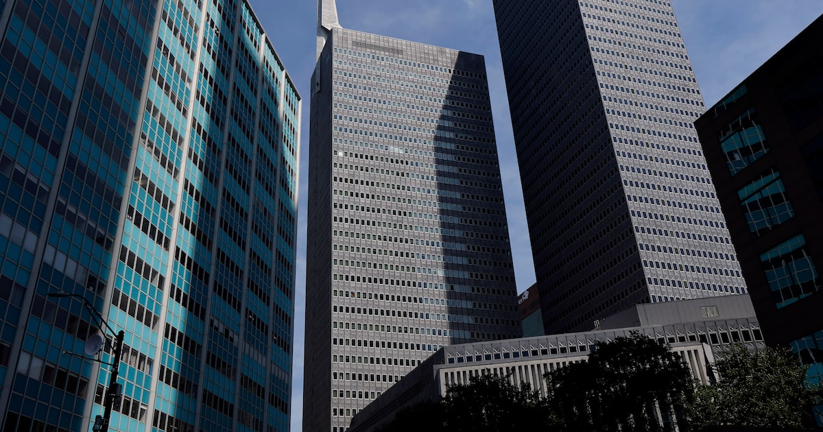 18-story downtown Dallas tower goes back up for sale